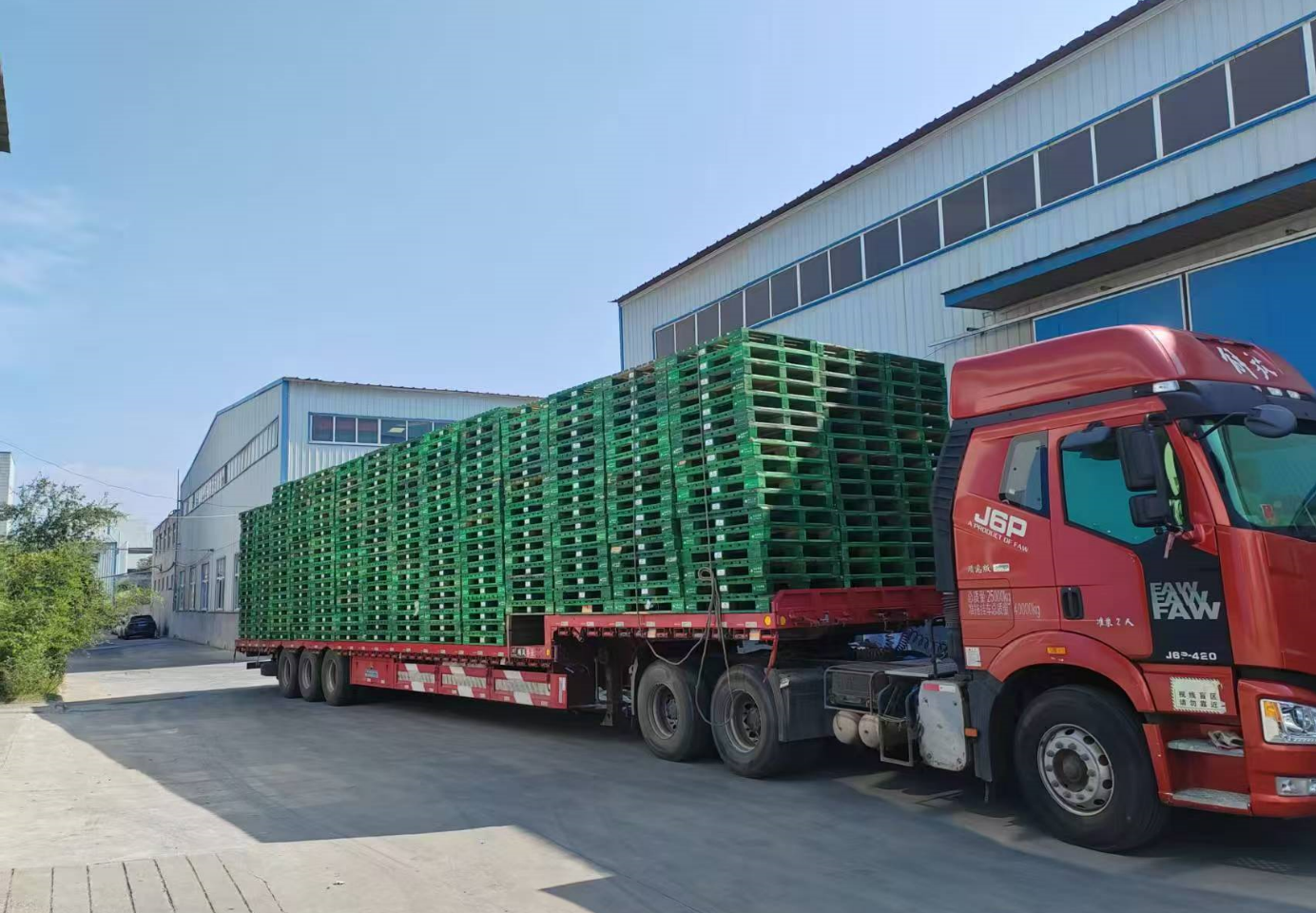 林格科技·电商云仓托盘选型指南：塑料托盘与木托盘，如何科学选配？